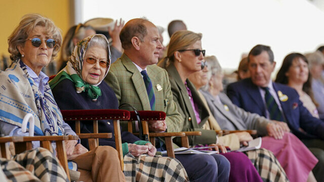 Regina Elisabeta a Marii Britanii a apărut zâmbitoare și aparent într-o stare bună în public - Imaginea 5