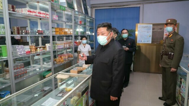 Sute de familii din Coreea de Nord suferă de o boală misterioasă. Kim Jong Un a trimis medicamente „pregătite de familia sa” - Imaginea 1