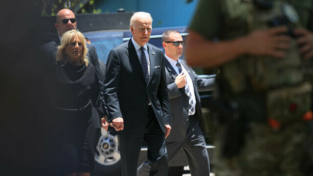 „Faceți ceva!”. Joe Biden, așteptat de părinții copiilor care au murit împușcați în școala din Texas. Reacția președintelui - Imaginea 7