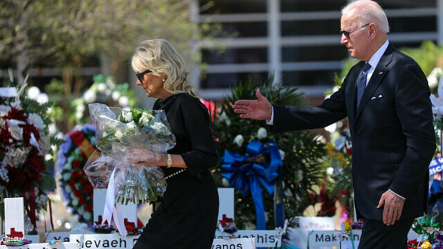 „Faceți ceva!”. Joe Biden, așteptat de părinții copiilor care au murit împușcați în școala din Texas. Reacția președintelui - Imaginea 8