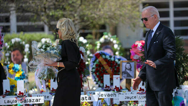„Faceți ceva!”. Joe Biden, așteptat de părinții copiilor care au murit împușcați în școala din Texas. Reacția președintelui - Imaginea 9