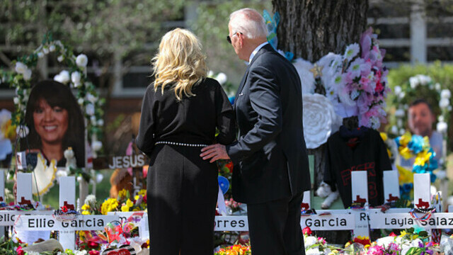 „Faceți ceva!”. Joe Biden, așteptat de părinții copiilor care au murit împușcați în școala din Texas. Reacția președintelui - Imaginea 10