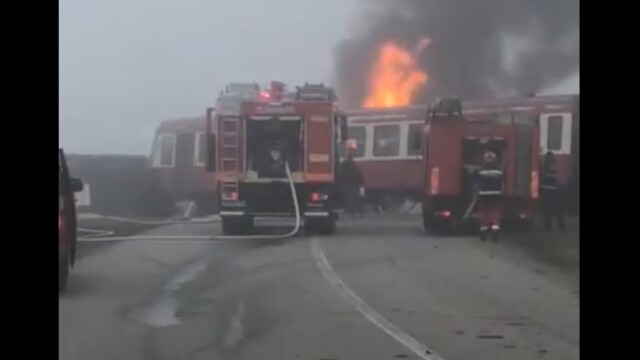 TIR cuprins de flăcări, după ce a fost lovit de tren în județul Timiș. VIDEO - Imaginea 2