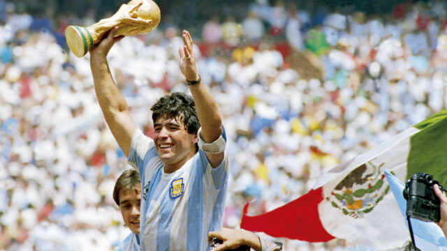 Fostul mare fotbalist Diego Maradona a murit la vârsta de 60 de ani - Imaginea 2