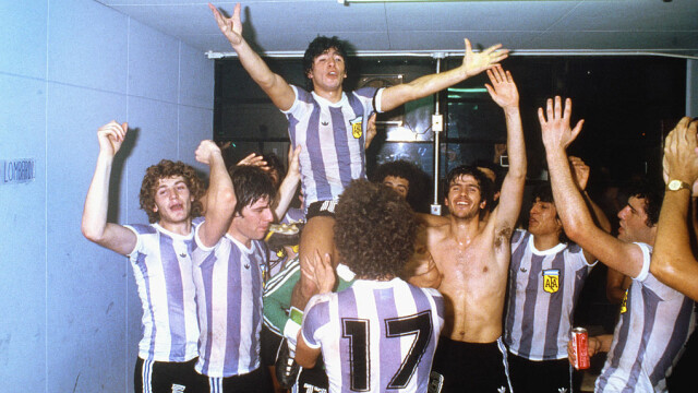 Fostul mare fotbalist Diego Maradona a murit la vârsta de 60 de ani - Imaginea 5