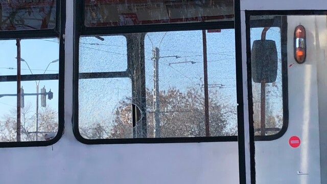 Un tramvai a fost lovit de un glonț, care a trecut prin două geamuri, în București - Imaginea 2