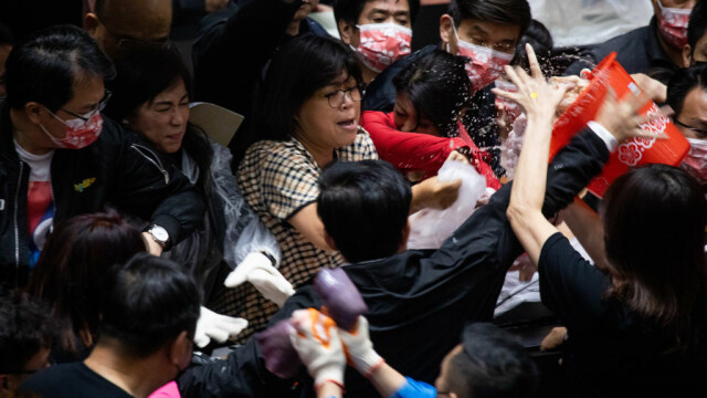 Bătăie cu măruntaie de porc în parlamentul din Taiwan. De ce s-au adus saci cu intestine şi alte organe în sală - Imaginea 1