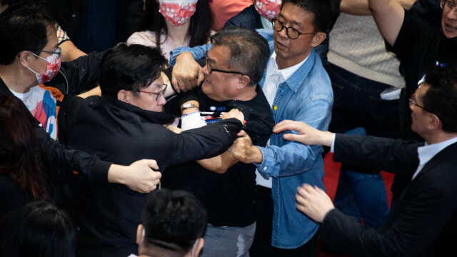 Bătăie cu măruntaie de porc în parlamentul din Taiwan. De ce s-au adus saci cu intestine şi alte organe în sală - Imaginea 3