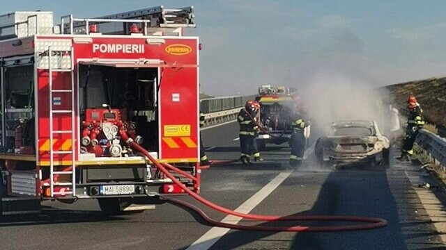 Un BMW a luat foc pe autostrada Timișoara-Lugoj. Mașina a fost făcută scrum - Imaginea 1