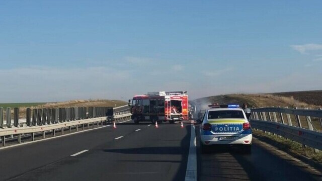 Un BMW a luat foc pe autostrada Timișoara-Lugoj. Mașina a fost făcută scrum - Imaginea 3