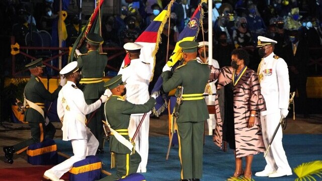 Barbados a ieșit de sub conducerea Reginei Elisabeta. Prințul Charles i-a ținut locul suveranei la ceremonie - Imaginea 7