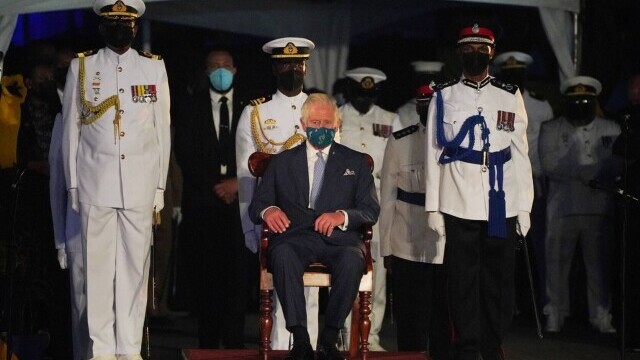 Barbados a ieșit de sub conducerea Reginei Elisabeta. Prințul Charles i-a ținut locul suveranei la ceremonie - Imaginea 5