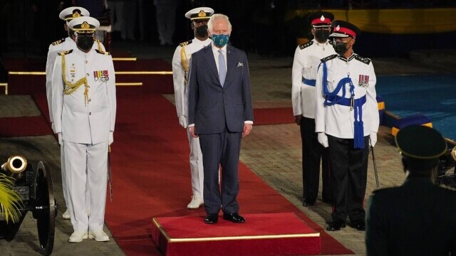 Barbados a ieșit de sub conducerea Reginei Elisabeta. Prințul Charles i-a ținut locul suveranei la ceremonie - Imaginea 2