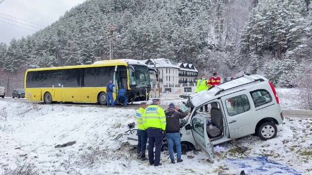 Un autoturism a derapat și a intrat într-un autobuz, în județul Sibiu. Două femei au murit. Momentul a fost filmat - Imaginea 2