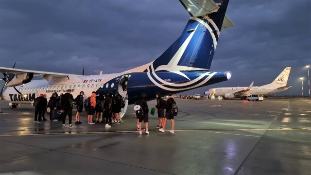 Aeronava care repatriază 46 de români din Africa de Sud a ajuns în țară. Avionul a preluat și 24 de cetățeni străini - Imaginea 2