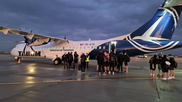 Aeronava care repatriază 46 de români din Africa de Sud a ajuns în țară. Avionul a preluat și 24 de cetățeni străini - Imaginea 4