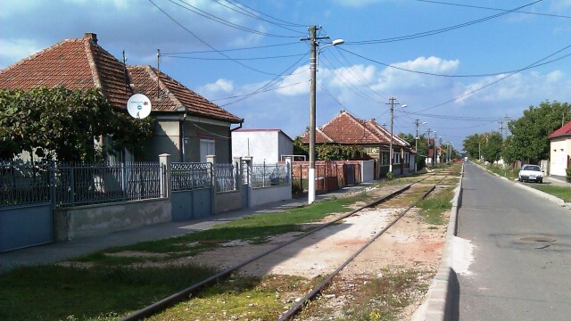 Ar vrea tramvai, dar prin fata caselor le trece trenul. Necazul unor familii de pe o strada din Arad - Imaginea 4
