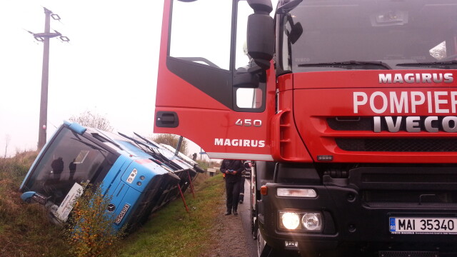 FOTO. Un autocar plin cu pasageri s-a rasturnat in sant, pe DN7. Doua persoane au fost ranite usor - Imaginea 5