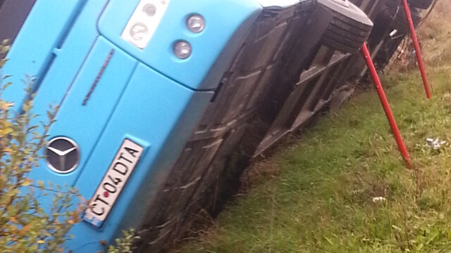 FOTO. Un autocar plin cu pasageri s-a rasturnat in sant, pe DN7. Doua persoane au fost ranite usor - Imaginea 8