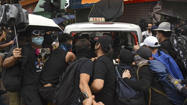 Taximetrist bătut de manifestanții din Hong Kong după ce a intrat cu mașina în mulțime - Imaginea 7