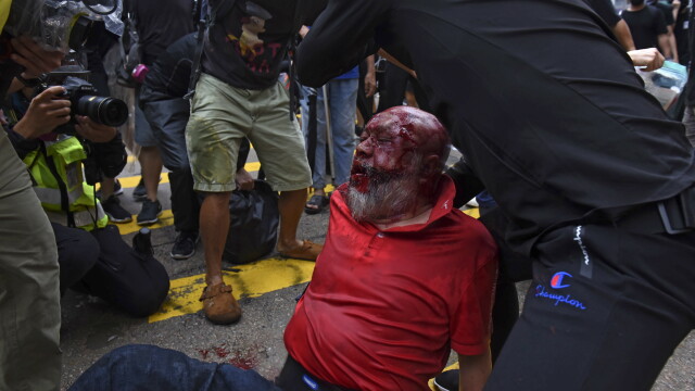 Taximetrist bătut de manifestanții din Hong Kong după ce a intrat cu mașina în mulțime - Imaginea 6