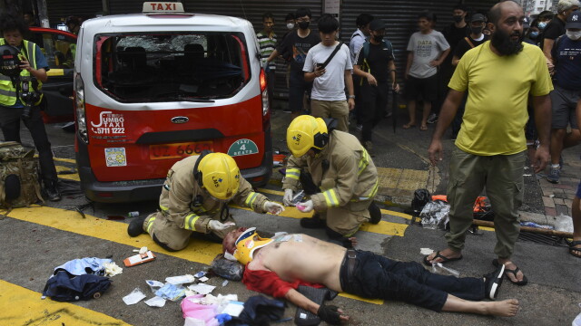 Taximetrist bătut de manifestanții din Hong Kong după ce a intrat cu mașina în mulțime - Imaginea 5