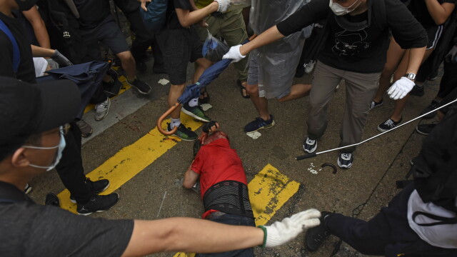 Taximetrist bătut de manifestanții din Hong Kong după ce a intrat cu mașina în mulțime - Imaginea 4