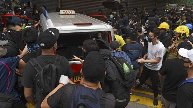 Taximetrist bătut de manifestanții din Hong Kong după ce a intrat cu mașina în mulțime - Imaginea 3