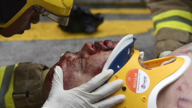 Taximetrist bătut de manifestanții din Hong Kong după ce a intrat cu mașina în mulțime - Imaginea 1