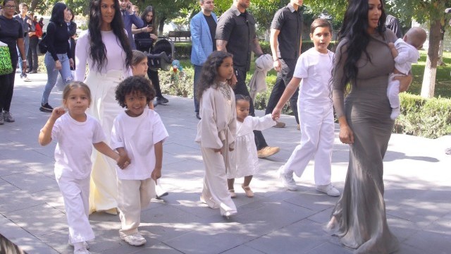Imagini de la botezul copiilor lui Kim Kardashian din Armenia - Imaginea 6