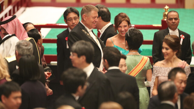 Klaus și Carmen Iohannis, la banchetul imperial din Japonia. Ținutele purtate de cei doi - Imaginea 2