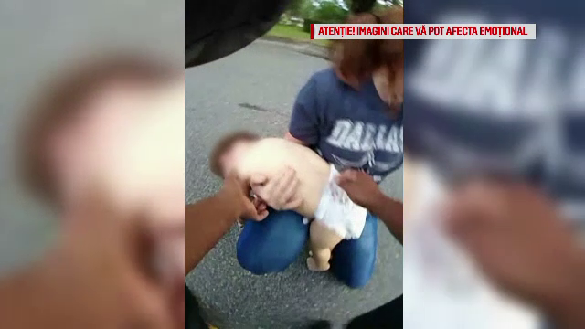 Un polițist a salvat de la moarte un bebeluș înecat cu un biscuit. VIDEO - Imaginea 1
