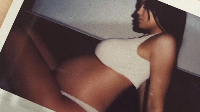 Kylie Jenner și-a surprins din nou fanii pe Instagram. Cum și-a îmbrăcat fiica FOTO - Imaginea 5