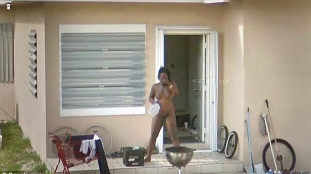 Google Street View a surprins o femeie dezbracata pe veranda din fata casei. FOTO - Imaginea 1