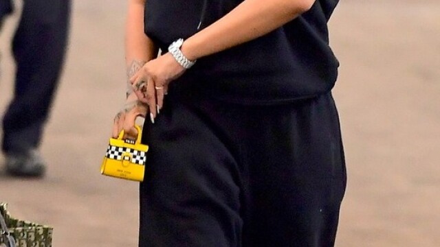 Accesoriul minuscul purtat de Rihanna la aeroport. A stârnit zâmbetele tuturor. FOTO - Imaginea 1