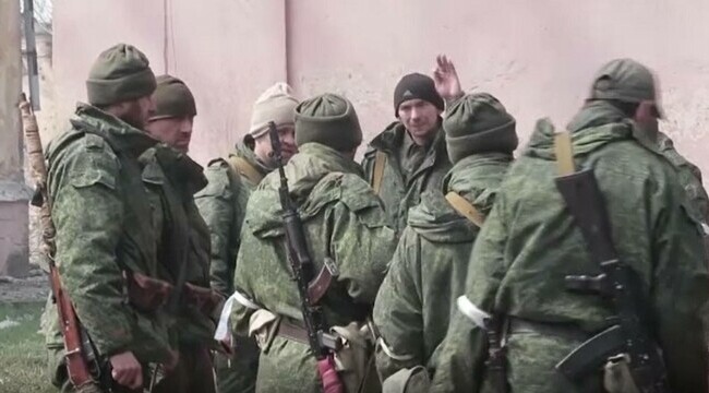 Ghinionul, bată-l vina. Cum au ajuns soldații ruși să fie urmăriți în timp real de un ucrainean pe care l-au jefuit
