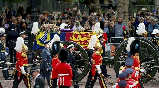 Procesiune inmormantare regina Elisabeta - 26