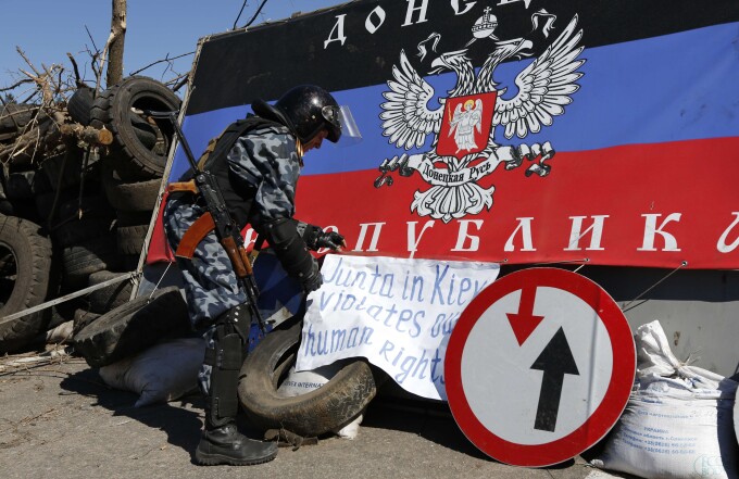 Luptator prorus in fata unui punct de control, in Slaviansk, unde a fost capturat un grup de observatori OSCE