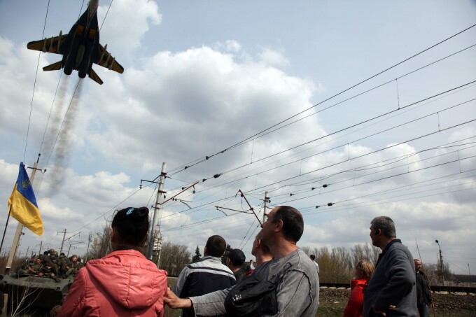 Avion MIG 295 survoleaza orasul Kramatorsk, din estul Ucrainei