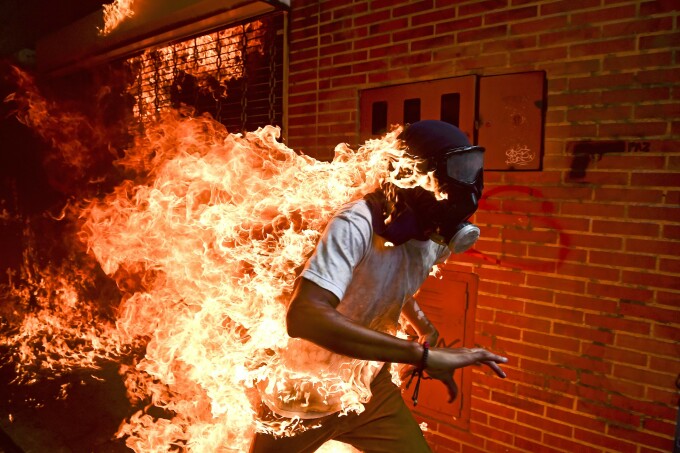 Fotografia Unui Om In Flăcări In Timpul Protestelor Din Venezuela