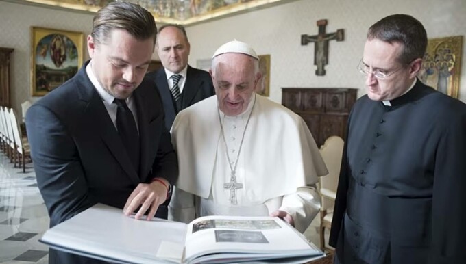 Leonardo Di Caprio i-a adus un omagiu Papei Francisc: