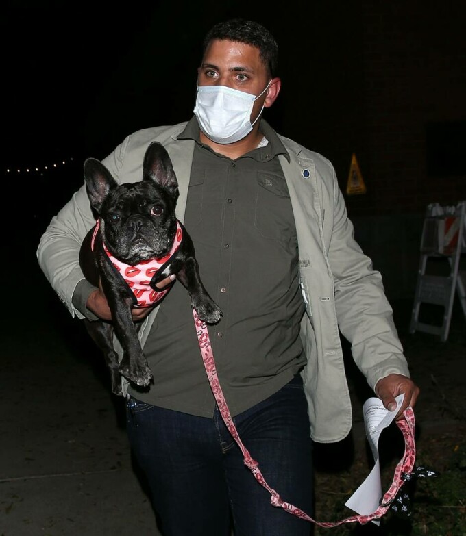 Unul dintre câinii ui Lady Gaga alături de paznicul cântăreței.