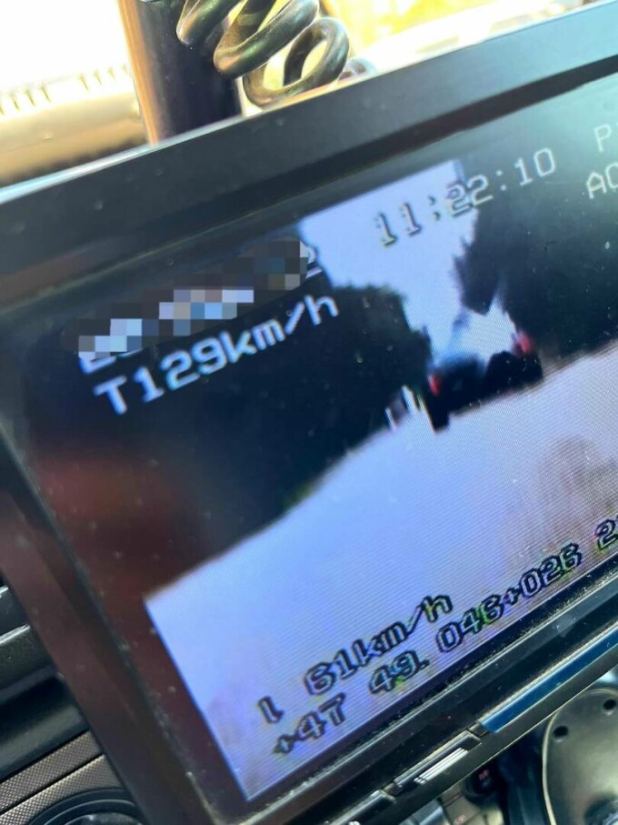 Polițiștii Serviciului Rutier l-au surprins cu aparatul radar pe bărbatul de 19 ani la ieșirea din localitatea Vârfu Câmpului, în timp ce rula cu 152 de kilometri pe oră