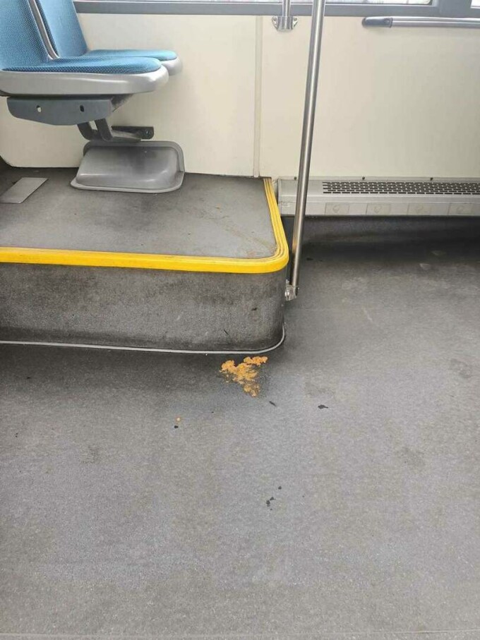 Imagini cu fecale pe podeaua unui autobuz care circulă în Braşov au fost postate pe internet, miercuri după-amiază.