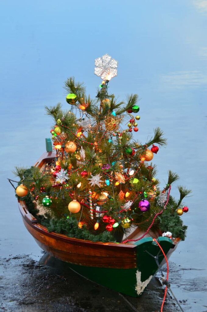 barca decorata de craciun grecia