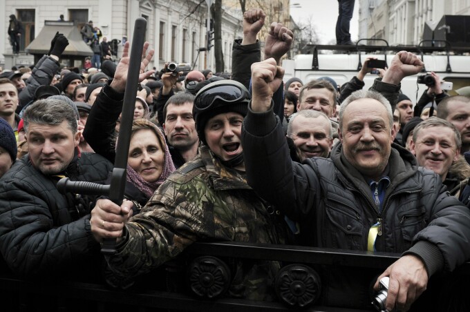 Protestatari in fata cladirii Parlamentului ucrainean. Rada a decis demiterea presedintelui Ianukovici