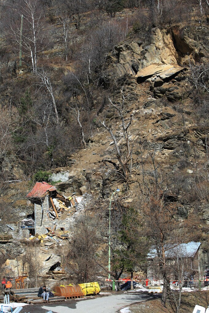 Cabana distrusa de un bolovan, in Alpii Francezi