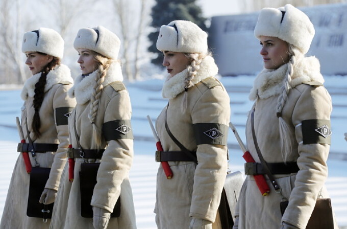 Vladimir Putin, înconjurat de femei îmbrăcate în uniformele Armatei Roșii