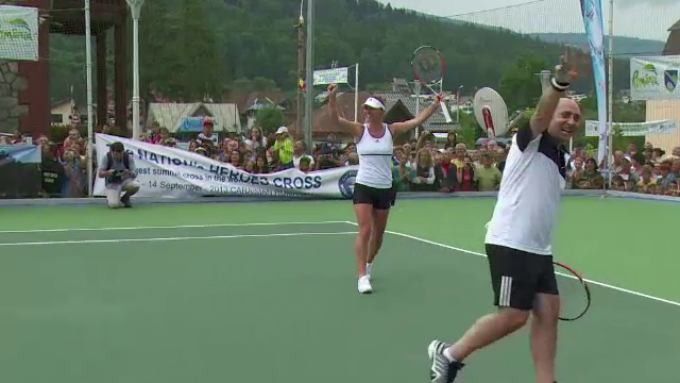 Simona Halep si Marcel Pavel, meci demonstrativ pe noua arena de tenis din Busteni. Surpriza pe care artistul i-a facut-o Stirileprotv.ro