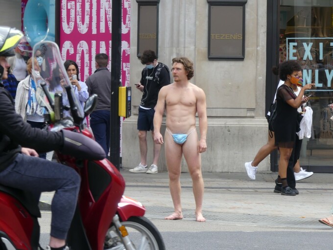 Bărbat dezbrăcat pe Oxford Street